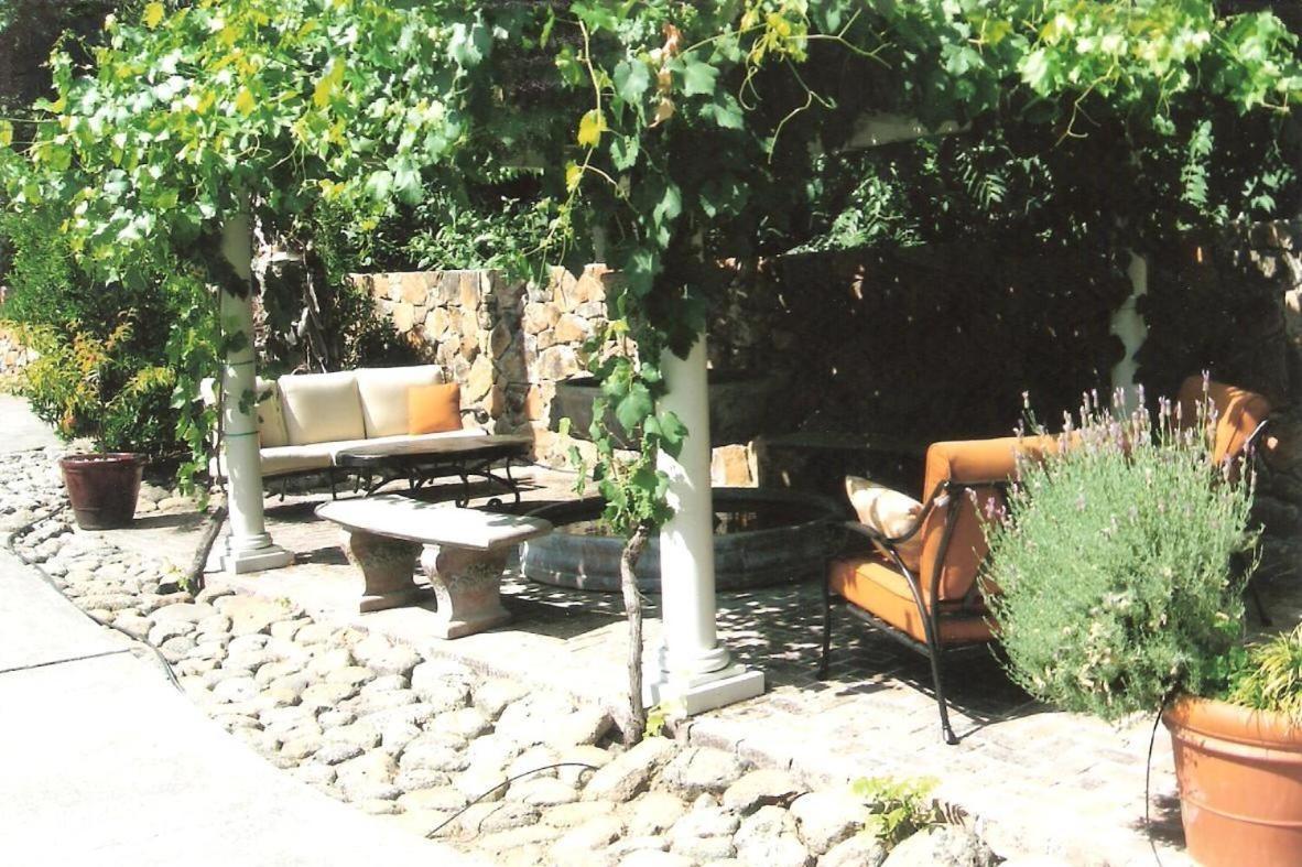 Spanish Villa Inn St. Helena Buitenkant foto